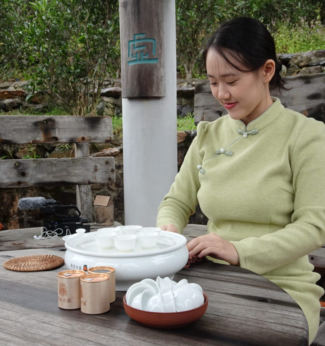 Huang's wife Yao Yao (瑶瑶) brews tea for us in the pavilion at Chaozhou